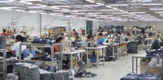 Trabajadores en fábrica textil